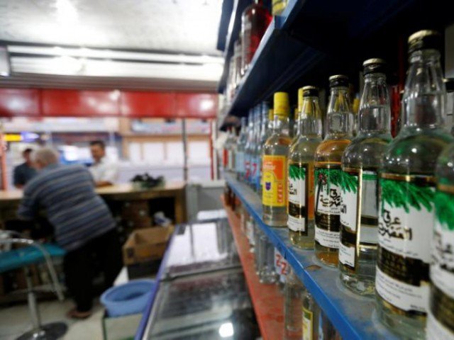 Botellas de alcohol en una tienda de Bagdad