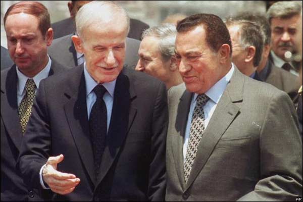 El expresidente sirio Hafez Al Asad-izquierda-y el expresidente egipcio Hosni Mubarak en los años 90