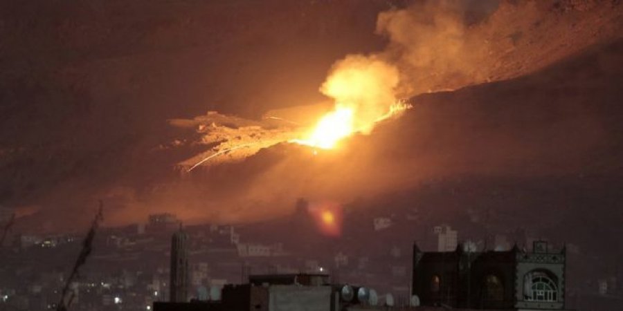 Llegan a 60 muertos en bombardeo de coalición contra centro de detención en Yemen