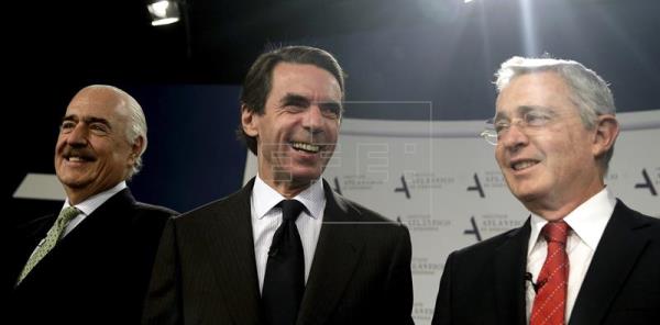 De izquierda a derecha, Pastrana, Aznar y Uribe