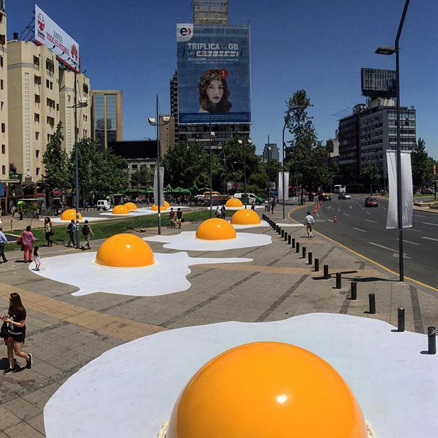 La instalación Huevos fritos caen