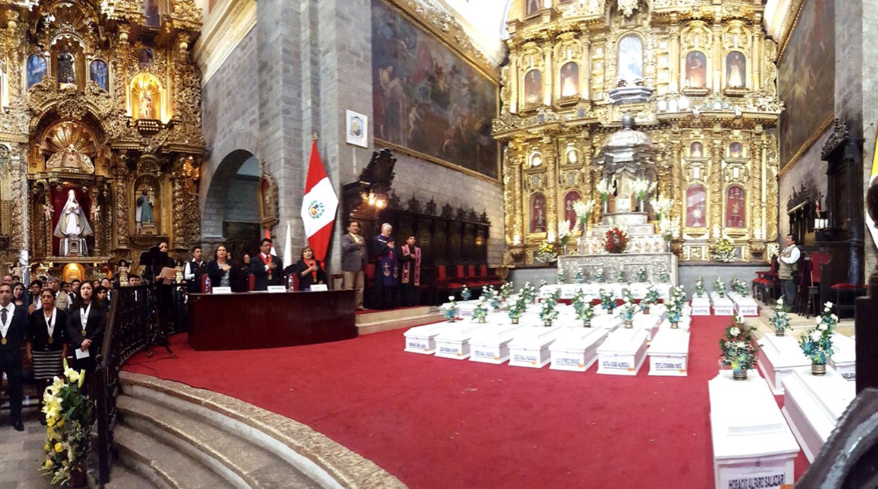 Los ataúdes con los cadáveres de las víctimas