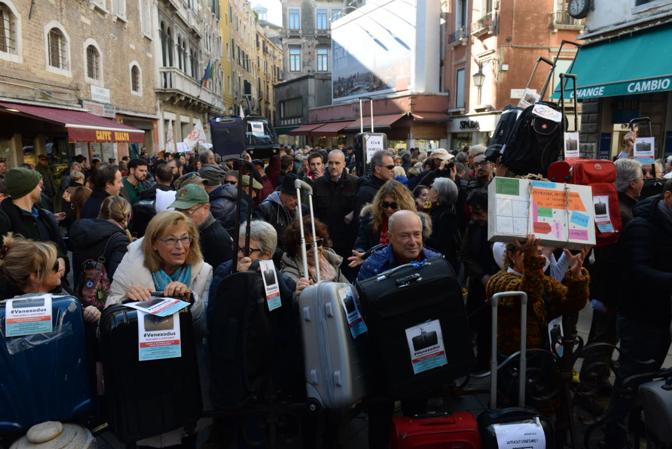 Venecianos manifestándose contra la subida de los alquileres provocada por el turismo