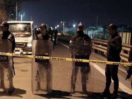 Policías turcos ante el lugar donde explotó un coche bomba en Estambul ayer