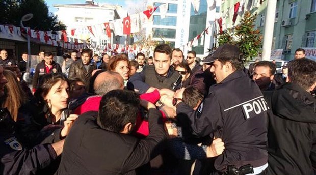 Policías y manifestantes en una de las protestas contra el proyecto de ley