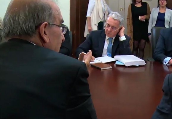 Humberto de la Calle-de espaldas-y Álvaro Uribe durante la reunión