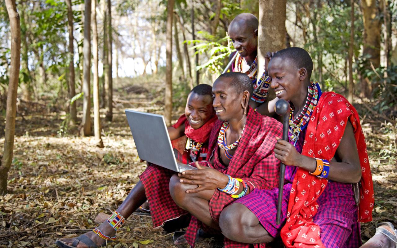 Unos masai usando internet