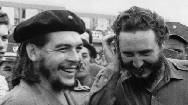 El Che-a la izquierda-y Fidel