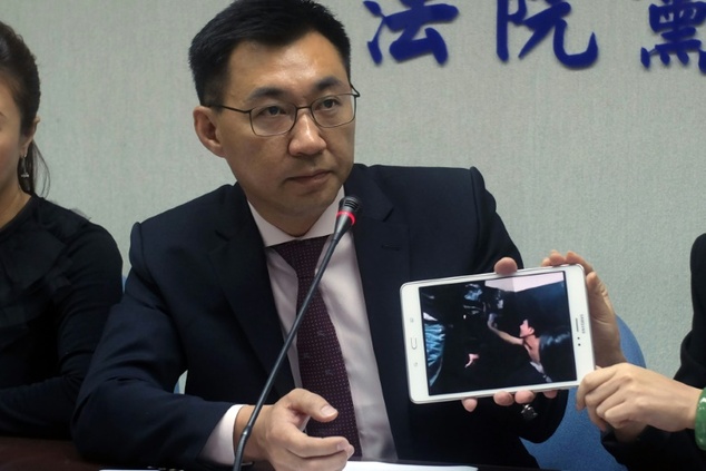 Un diputado del Kuomintang muestra un video sobre las estafas