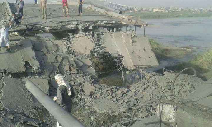 Un puente destruido en Deir Azzor por los bombardeos estadounidenses
