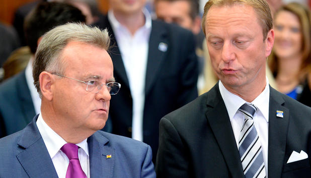 Los dirigentes del SPÖ Niessl-a la izquierda-y del FPÖ Tschürtz en Burgenland