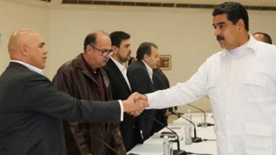 Maduro da la mano a un opositor en una de las reuniones