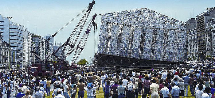 La obra de Marta Minujin "Partenón de libros" compuesta por libros censurados