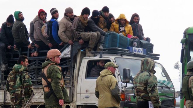 Miles de personas esperan la reanudación de las evacuaciones en Siria