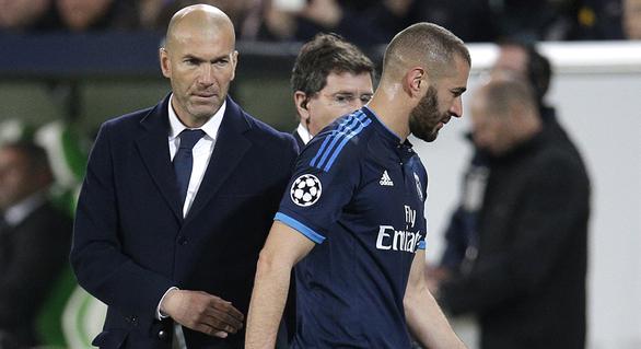 Zidane-con traje y corbata-.