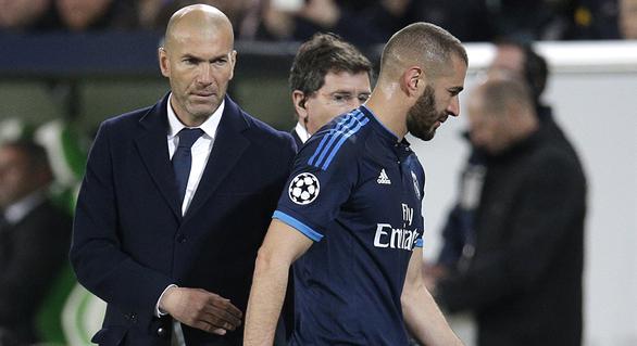 Zidane-con traje y corbata-. Zidane-con traje y corbata-.