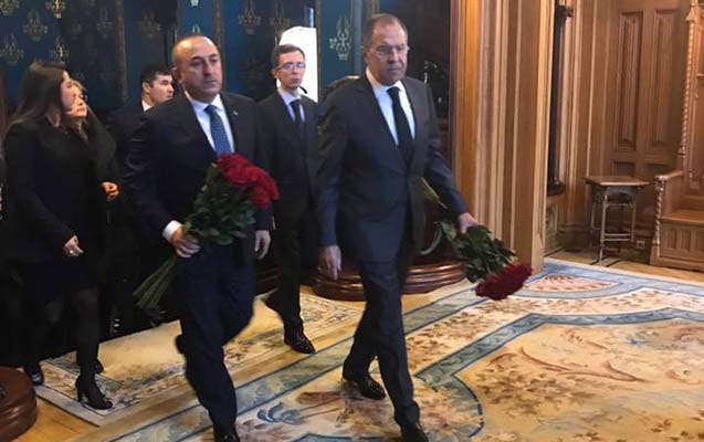Los ministros de exteriores turco, Cavusoglu-a la izquierda-y ruso, Lavrov llevan flores al ministerio de exteriores ruso en memoria del embajador asesinado.