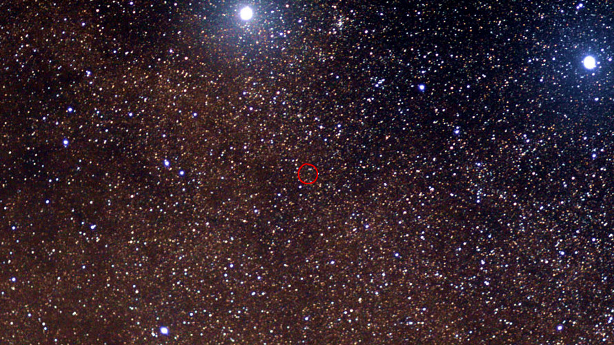 Próxima Centauri-en el círculo rojo-cerca de Alfa Centauri y Beta Centauri, mucho más luminosas