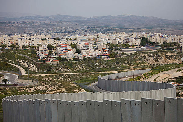 Asentamiento israelí tras el muro