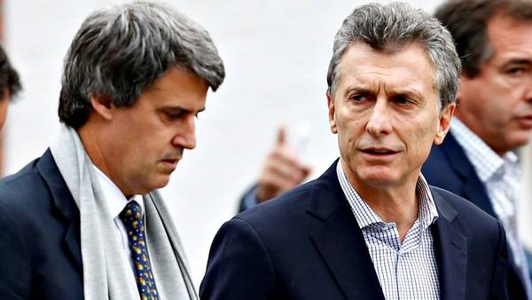 Alfonso Prat Gay-a la izquierda-y Mauricio Macri