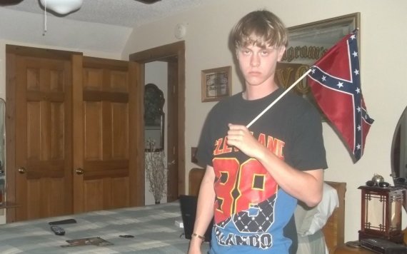 Dylann Roof con una bandera confederada