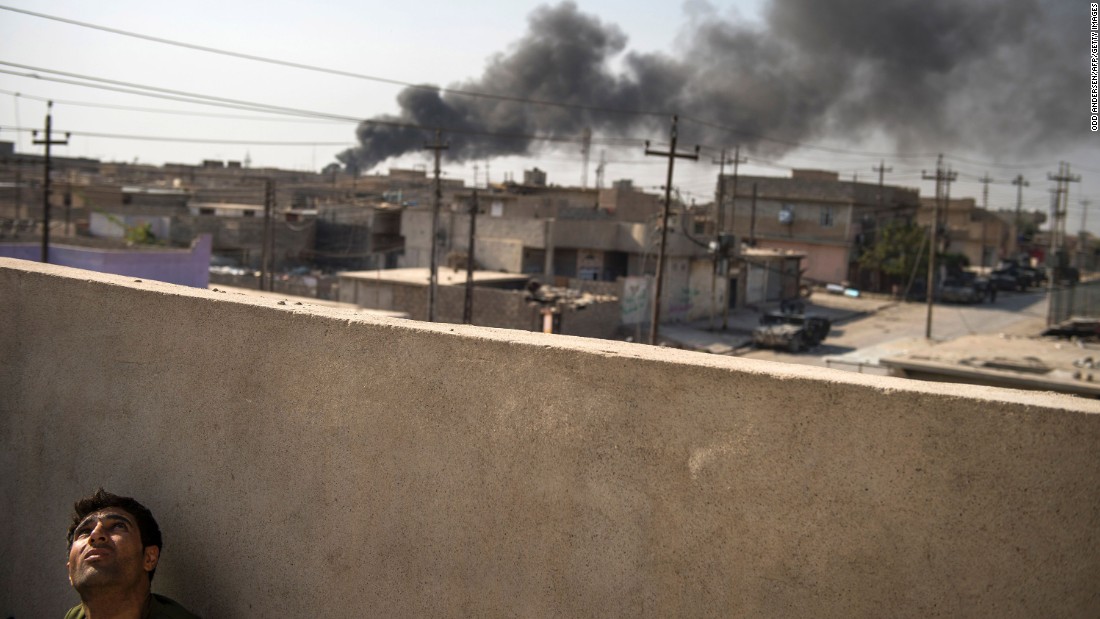 Un operador de dron-avión sin piloto-de las fuerzas especiales iraquíes mira su aparato en Mosul.