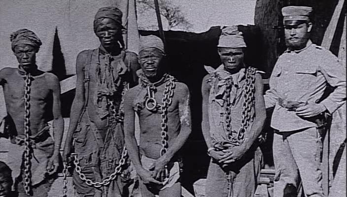 Namibios esclavizados junto a un soldado alemán
