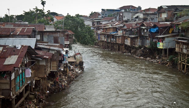 Casas al lado del río Ciliwung