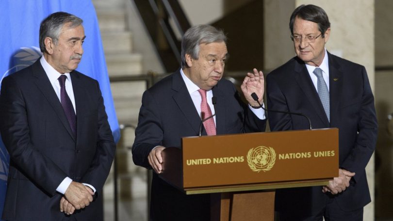 De izquierda a derecha, el presidente turcochipriota Akinci, el secretario general de la ONU Antonio Guterres y el presidente grecochipriota Anastasiades