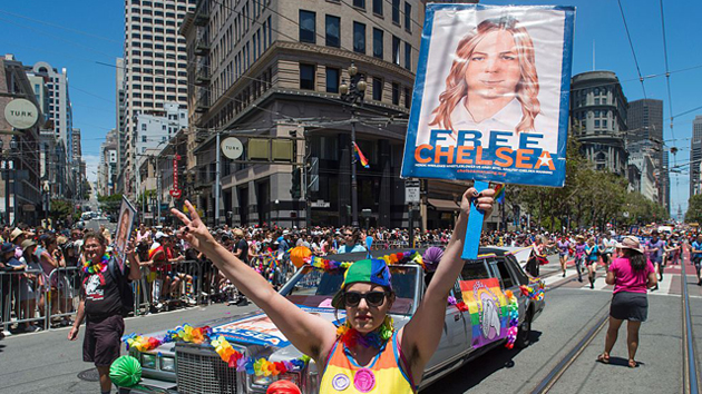 Manifestantes pidiendo la liberación de Chelsea Manning