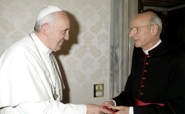 El papa-a la izquierda-con Fernando Ocáriz