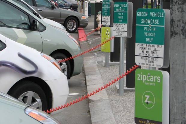 Coches eléctricos cargando en San Francisco