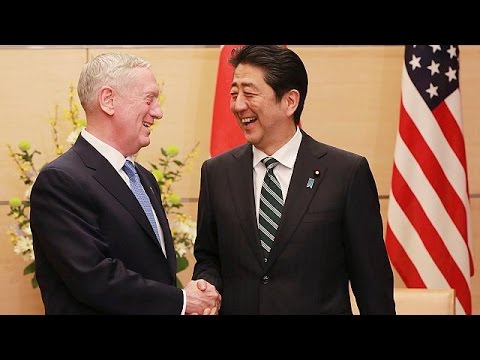 James Mattis-a la izquierda-con Shinzo Abe