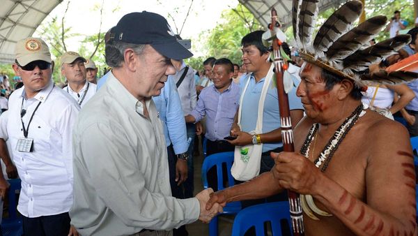 El presidente colombiano Santos saluda a un indígena