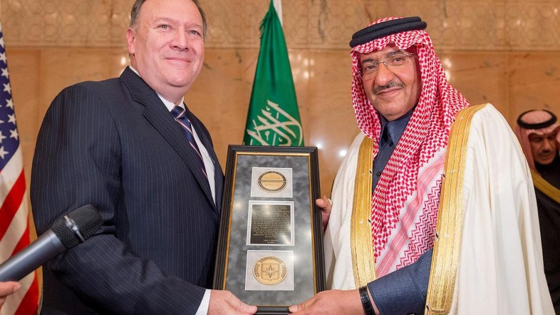 Mohamed Ben Nayef Bin Abdulasis As Saud, a la derecha, al recibir la medalla.