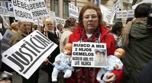 Una mujer que busca a sus gemelos robados en 1973 en una manifestación