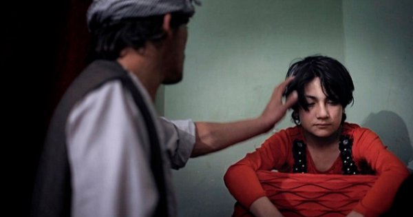 Un niño y un adulto en Afganistán