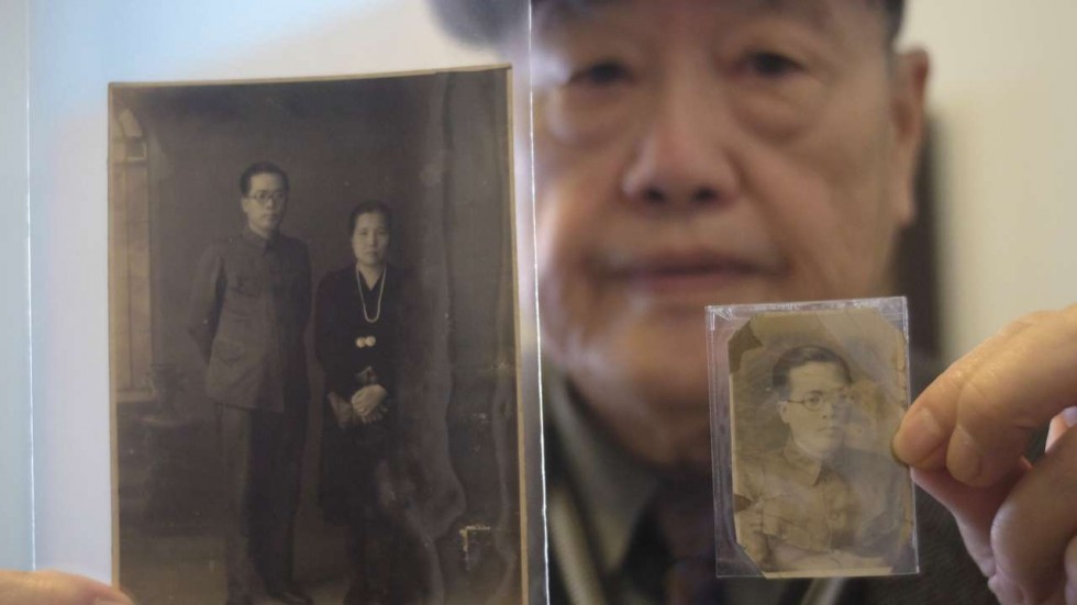 Pan hsing-hsing mostrando una foto de su padre