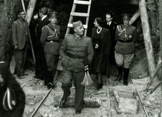 Franco, en el centro, visitando las obras del valle de los caídos en los años 40