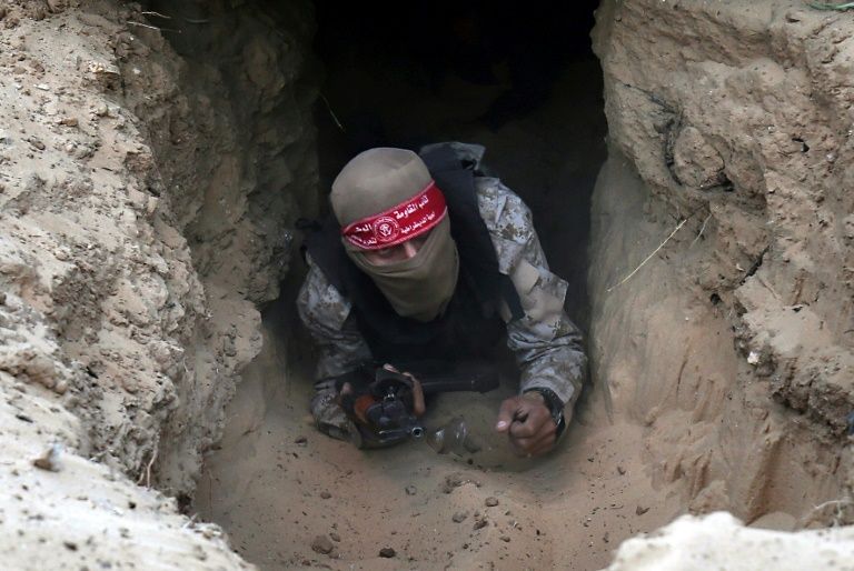 Un miliciano palestino en un túnel