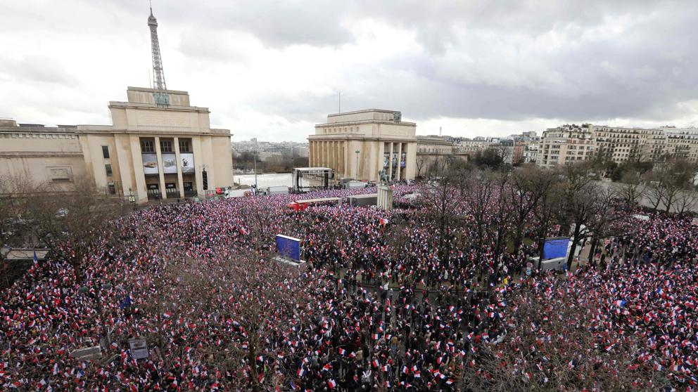 Manifestantes a favor de Fillon en París