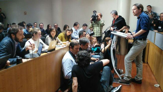 Pablo Iglesias hablando a los periodistas