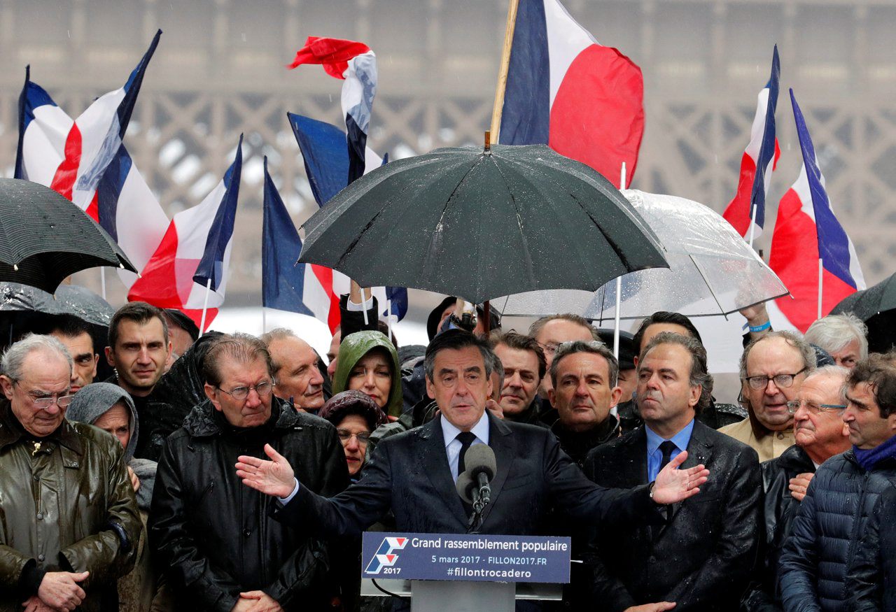 François Fillon-en el centro-.