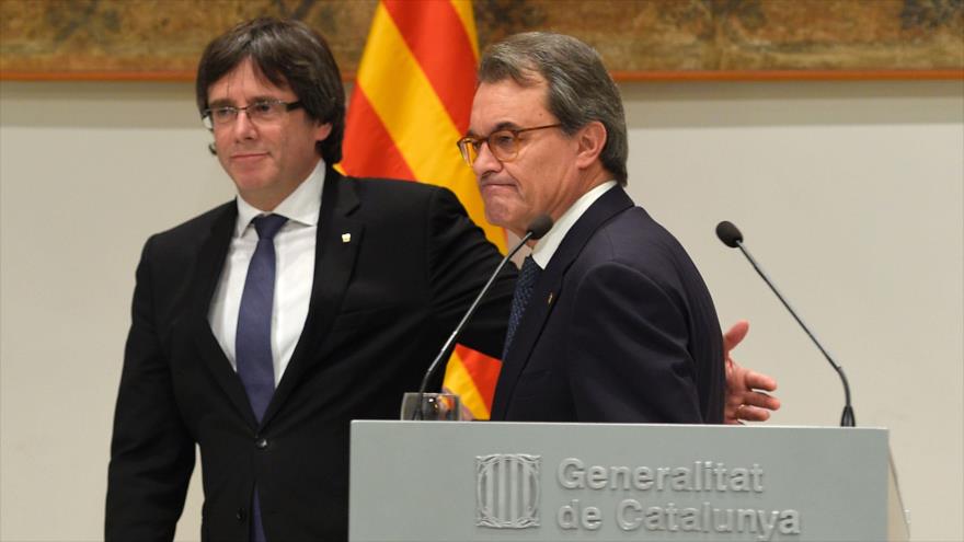 El presidente Carles Puigdemont-a la izquierda-y el expresidente Artur Mas.