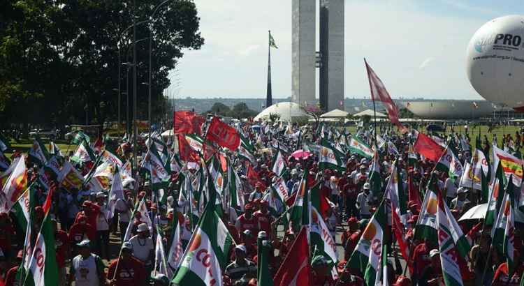 Manifestantes protestando contra la reforma del sistema de pensiones