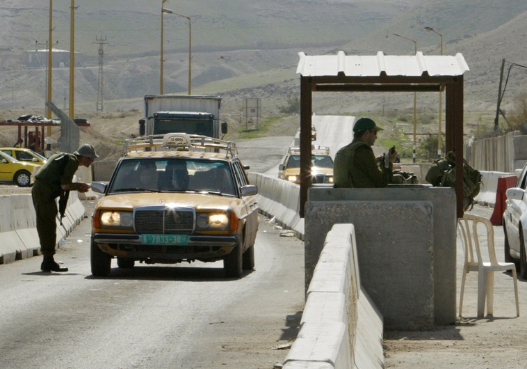 Un coche en un puesto de control del ejército israelí