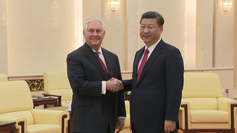 Rex Tillerson-a la izquierda-y Xi Jinping
