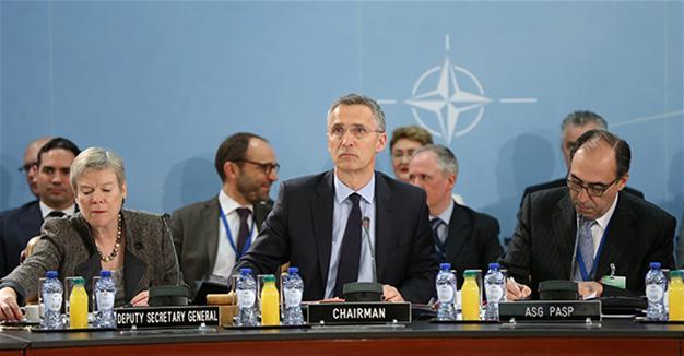 Stoltenberg-al centro-con otros altos cargos de la OTAN