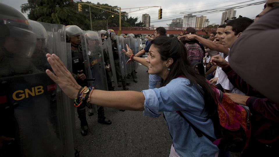 Manifestantes contrarios al gobierno en Venezuela