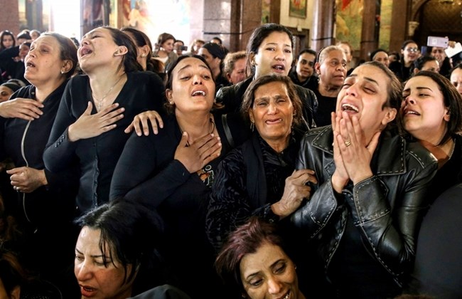 Mujeres lloran durante el funeral en una iglesia de Alejandría